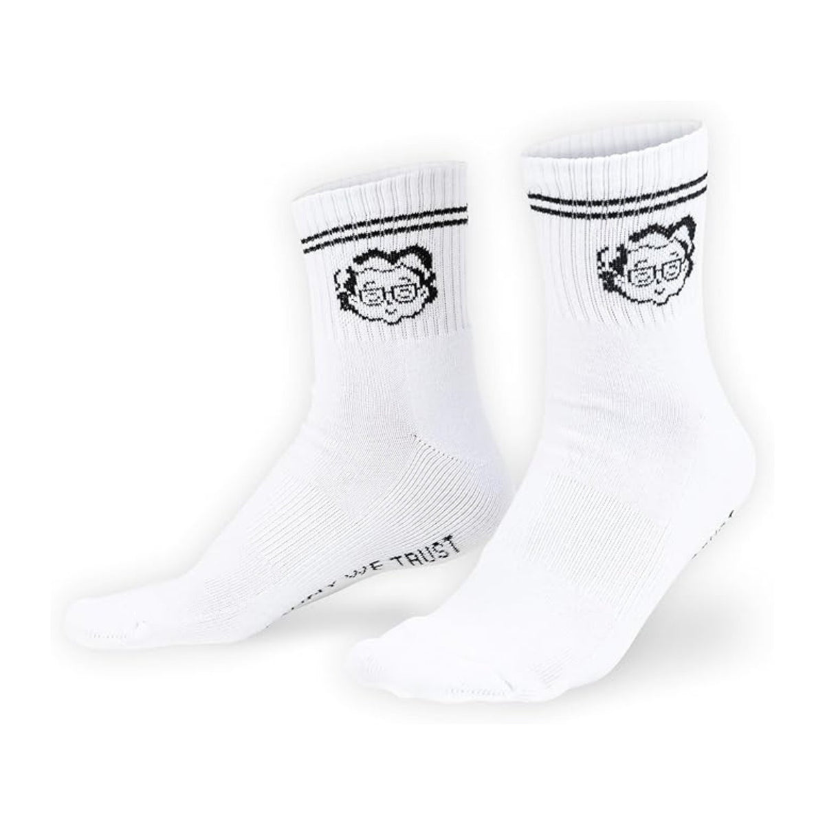 Weiße Socken mit schwarzen Streifen am oberen Ende und einem Cartoon-Gesicht mit Brille und Katzenohren. Der Text IN DOGE WE TRUST ist auf der Unterseite einer Socke aufgedruckt.