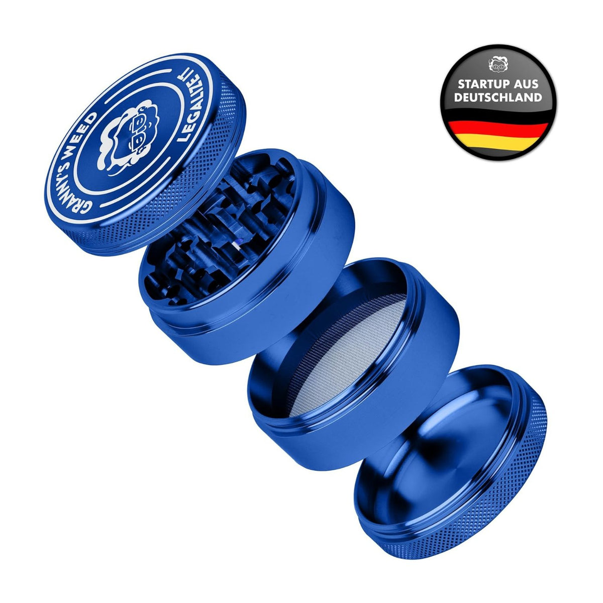 Eine blaue, vierteilige Kräutermühle wird in einer Explosionsdarstellung gezeigt, die ihre Bestandteile zeigt. In der oberen rechten Ecke befindet sich ein "Startup aus Deutschland"-Abzeichen mit einer deutschen Flagge.