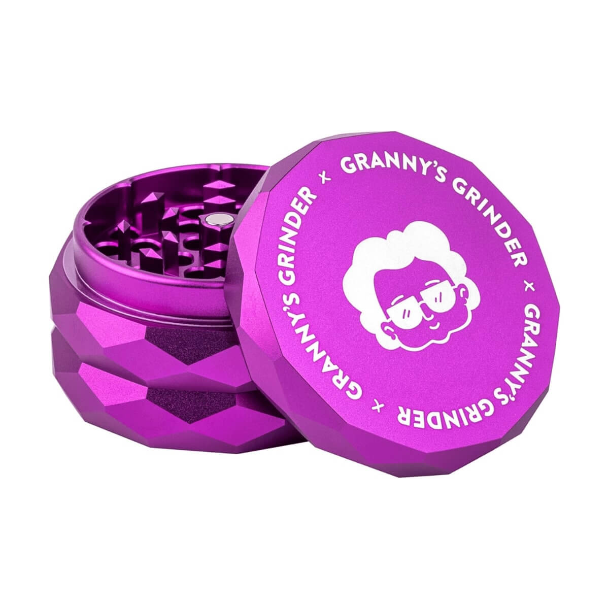 Eine lilafarbene Kräutermühle aus Metall mit einem Cartoon-Oma-Gesicht und dem Text GRANNYS GRINDER, der auf dem Deckel wiederholt wird. Der Deckel ist teilweise geöffnet und zeigt scharfe Zähne im Inneren.
