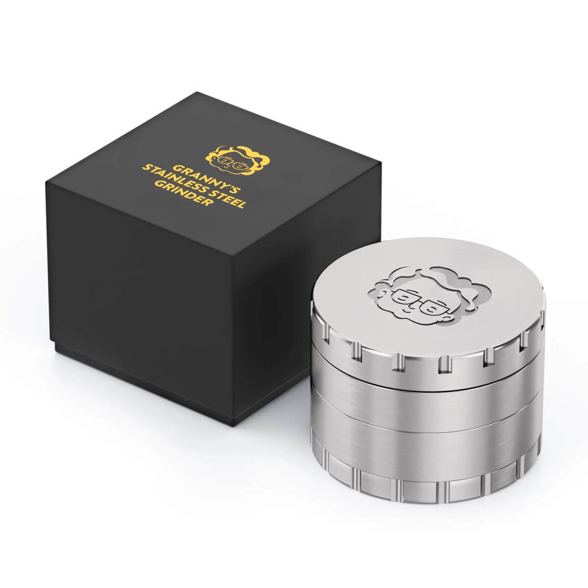 Edelstahlgrinder neben der schwarzen Granny’s Weed Verpackung mit Logo