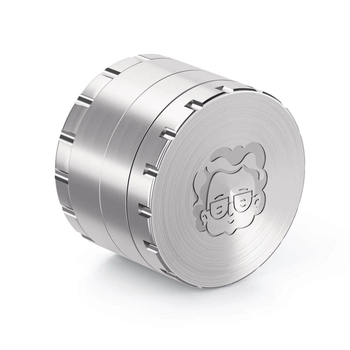 Edelstahlgrinder mit Logo in seitlicher Perspektive auf weißem Hintergrund