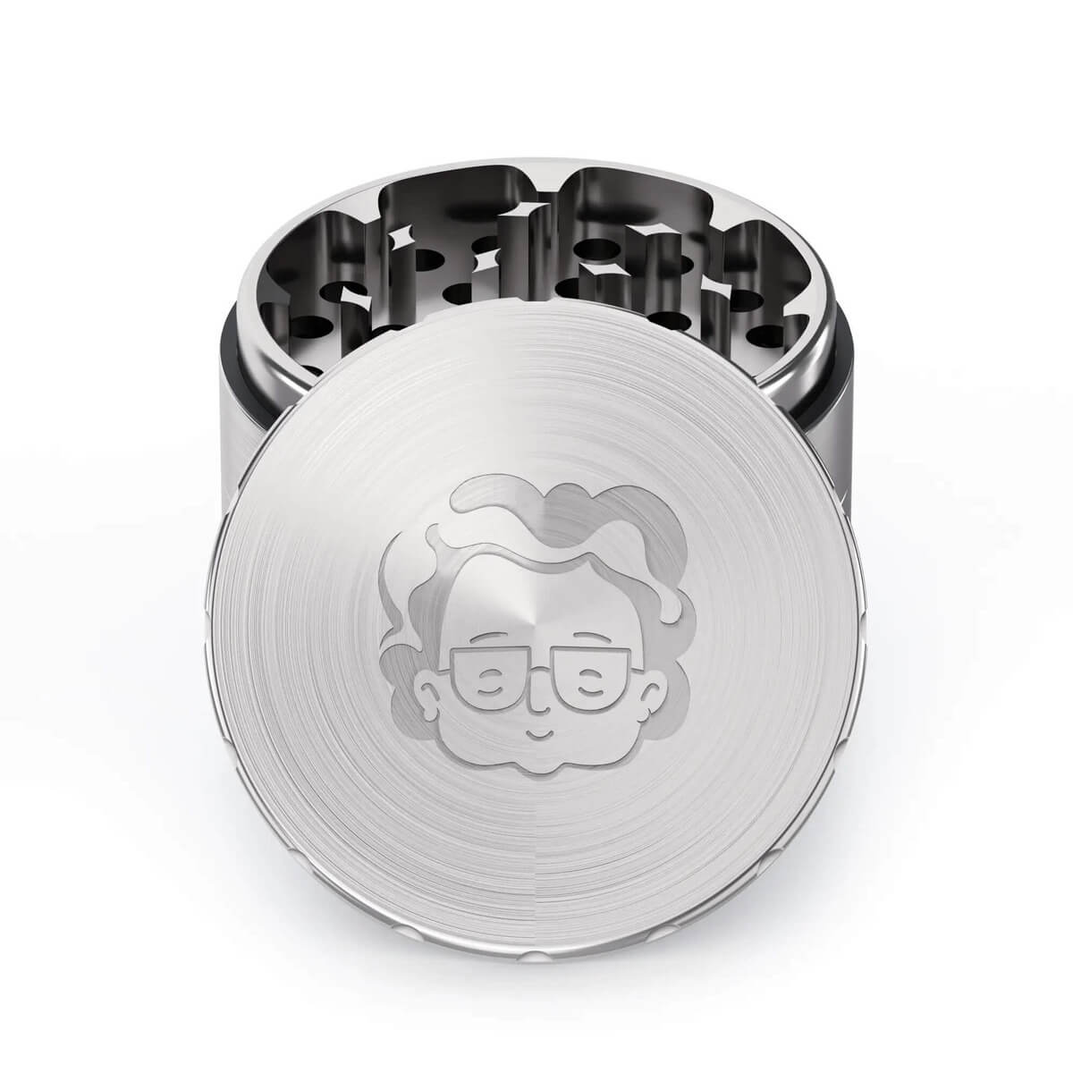 Stainless Steel Grinder mit geöffnetem Deckel und sichtbaren Mahlzähnen